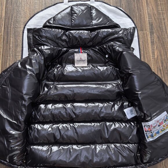 ⭐️Moncler women's top-grade warm down jacket⭐️ - Picture 3 of 6